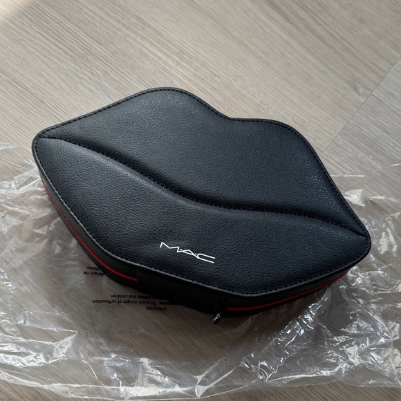 BRAND NEW - MAC Lip-Shaped Black and Red Clutch - Picture 1 of 5
